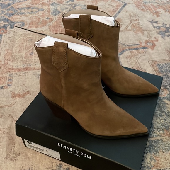 New-Kenneth Cole Women's Kara Loafer, size 9 - Picture 6 of 15